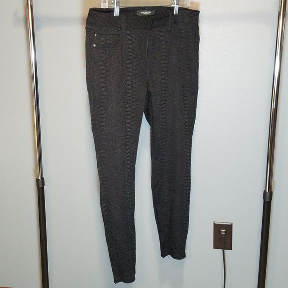Leigh Textured Printed Skinny Pant
Size: 12P - Picture 8 of 8